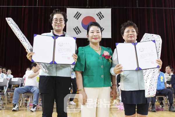 사진 제22회 강북구협회장기 여성부배드민턴대회 표창장 시상