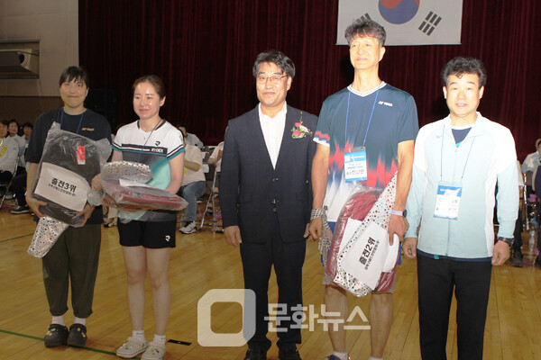 사진 제22회 강북구협회장기 여성부배드민턴대회 최다참가상 시상