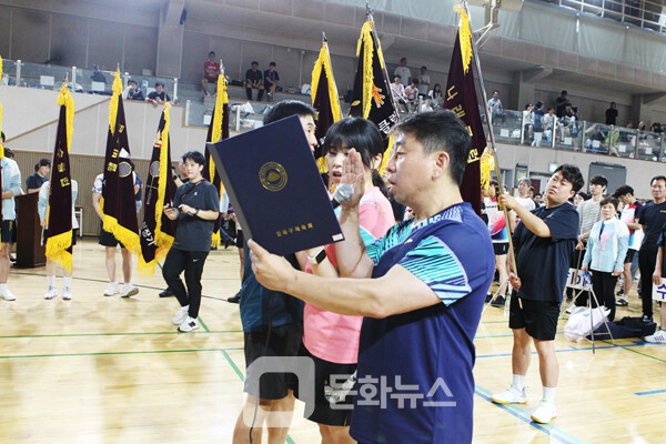 사진 제22회 강북구협회장기 여성부배드민턴대회 선수 대표 선서