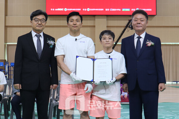사진 경동도시가스배 2025 울산MBC초청 전국오픈배드민턴대회 선수 대표 선서(가운데)