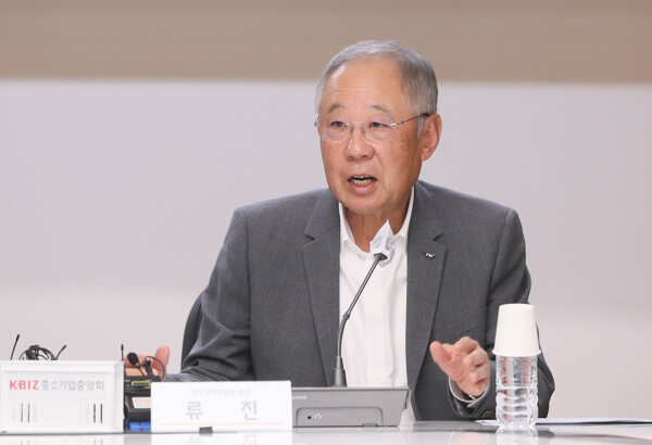 류진 한국경제인협회 회장이 지난 7일 서울 여의도 중소기업중앙회관에서 열린 '한경협-중기중앙회 민생살리기 업무협약식'에 참석했다.