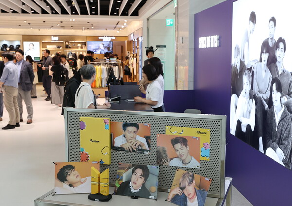 지난 18일 서울 중구 신세계면세점 명동점 11층 케이-컬처 복합 쇼핑 공간 내 방탄소년단 부스에서 외국인 관광객들이 상품을 계산하고 있다. 