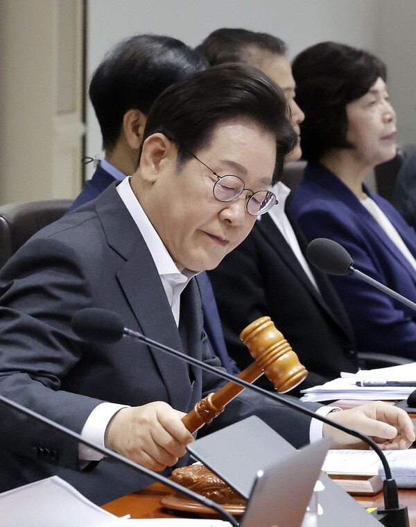 이재명 대통령이 22일 서울 용산 대통령실 청사에서 열린 국무회의에서 의사봉을 두드리며 개회 선언을 하고 있다. 2025.7.22