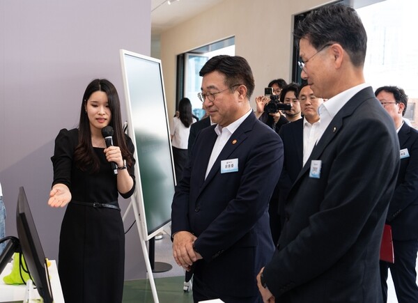 지난 23일 서울 성동구 앤더슨씨에서 개최된 모바일신분증 민간개방 오픈 행사에서 윤호중 행정안전부장관, 강태영 농협은행장이 농협은행 부스에서 모바일신분증 혁신 서비스를 시연하고 있다. / 사진=NH농협은행