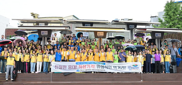 여수시(시장 정기명)는 중앙동 이순신광장에서 ‘음식점 친절서비스 캠페인’을 실시하며 시민 및 관광객을 대상으로 친절 실천 홍보 활동을 벌였다.