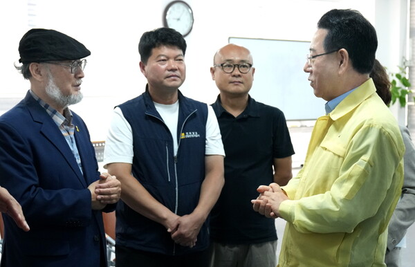 김영록 전라남도지사가 25일 나주 공익활동지원센터를 방문, 나주 이주노동자 인권침해 피해자와 면담을 마친 뒤 관계자들과 이야기를 나누고 있다.