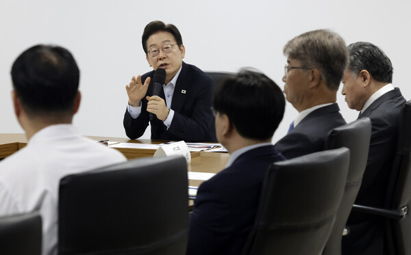 이재명 대통령이 25일 경기 시흥시 SPC 삼립 시흥 공장에서 열린 산업재해 근절 현장 노사간담회에서 허영인 SPC그룹 회장 등 회사 임원들에게 근로자 노동 환경 등에 대해 질문하고 있다. 2025.7.25 