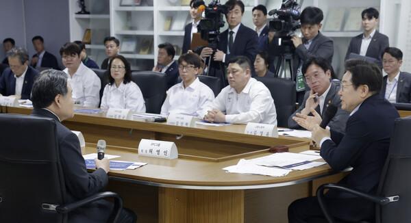 이재명 대통령이 25일 경기 시흥시 SPC 삼립 시흥 공장에서 열린 산업재해 근절 현장 노사간담회에서 허영인 SPC그룹 회장(왼쪽)과 논의하고 있다. 2025.7.25 