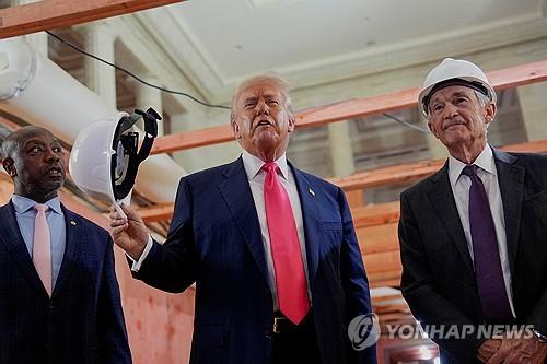 2025년 7월 24일, 미국 워싱턴 D.C.에서 리노베이션 공사가 진행 중인 연방준비제도 이사회 건물을 둘러보는 자리에서 도널드 트럼프 미국 대통령, 팀 스콧 상원의원(공화·사우스캐롤라이나), 제롬 파월 연준 의장이 반응을 보이고 있다.