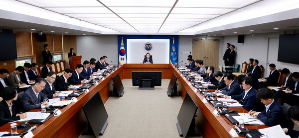 이재명 대통령이 30일 서울 용산 대통령실 청사에서 열린 비상경제점검 태스크포스(TF) 3차 회의를 주재하고 있다. 2025.7.30