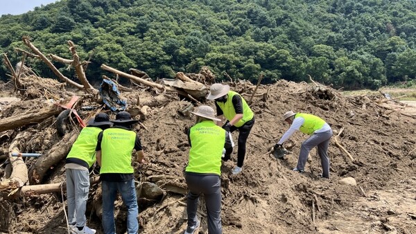 30일 농협은행 소비자보호부문 임직원들이 수해복구 작업에 힘을 쏟고 있다. / 사진=NH농협은행