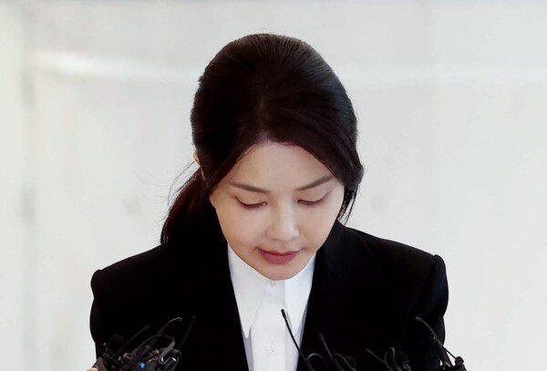 윤석열 전 대통령 배우자 김건희 여사가 6일 서울 종로구 KT광화문빌딩 웨스트에 마련된 민중기 특별검사팀 사무실에 피의자 신분으로 출석하며 고개 숙이고 있다. 2025.8.6