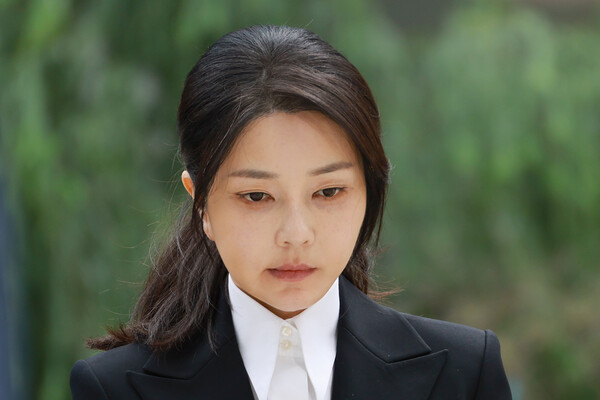 윤석열 전 대통령 배우자 김건희 여사가 6일 서울 종로구 KT광화문빌딩 웨스트에 마련된 민중기 특별검사팀 사무실에 피의자 신분으로 출석하고 있다.전·현직 대통령 부인이 수사기관에 피의자로 공개 출석하는 것은 헌정사상 처음이다. 2025.8.6