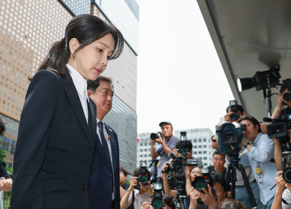 윤석열 전 대통령 부인 김건희 여사가 6일 서울 종로구 KT광화문빌딩 웨스트에 마련된 민중기 특별검사팀에 피의자 신분으로 첫 출석하고 있다. 전·현직 대통령 부인이 수사기관에 피의자로 공개 출석하는 것은 헌정사상 처음이다. 2025.8.6