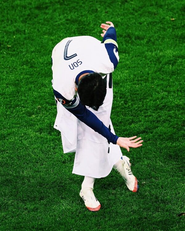 토트넘 유로파 리그 우승 직후 팬들에게 인사하는 손흥민