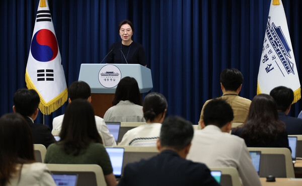 강유정 대변인이 지난 6일 용산 대통령실 기자회견장에서 이재명 대통령 지시사항 브리핑을 하고 있다. 2025.8.6