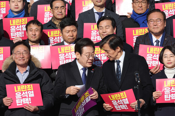 지난 2024년 12월 6일 서울 여의도 국회 본청 앞 계단에서 열린 '국민의힘 규탄 및 탄핵소추안 가결 촉구 제 시민사회 및 야5당 공동기자회견'에서 더불어민주당 이재명 대표와 조국혁신당 조국 대표가 대화하고 있다. 2024.12.6