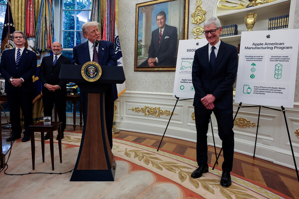 6일(현지시간) 투자 계획을 발표 중인 팀 쿡 애플 CEO와 도널드 트럼프 미국 대통령의 모습. / 사진=로이터/연합뉴스