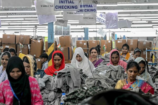 인도 마하라슈트라주 타네 지역의 비완디 의류 제조 공장에서 직원들이 근무하고 있다. / 사진=AFP/연합뉴스