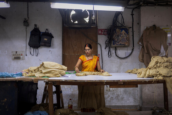 인도 노이다의 의류 제조 공장에서 작업자가 드레스 치수를 측정하고 있다. / 사진=로이터/연합뉴스