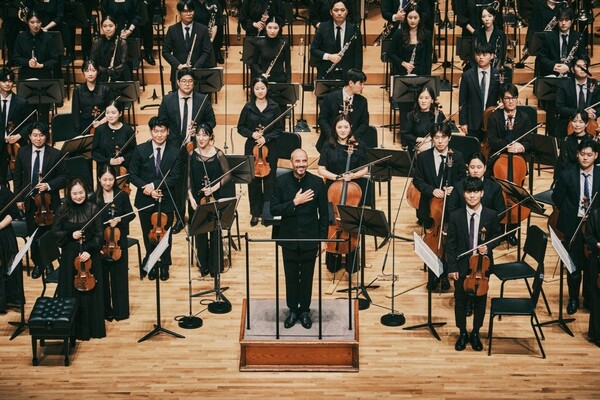 8월10일 일요일 오후 5시에 있었던 폐막공연 말러교향곡 1번 연주는 개막공연 때와는 전혀 다른 앙상블에다 인상적 금관의 활약으로 관객들의 열띤 환호와 박수를 받았다.