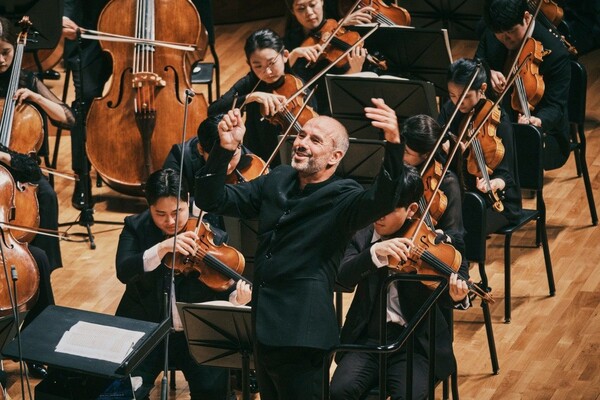 오페라와 교향악 분야 모두에서 탁월한 음악성으로 주목받는 로렌스 르네스는 열정과 섬세함, 품격이 느껴지는 지휘를 다시 선보여 All 슈트라우스 곡들의 대담한 레퍼토리들로 개막공연을 이끌었다. 