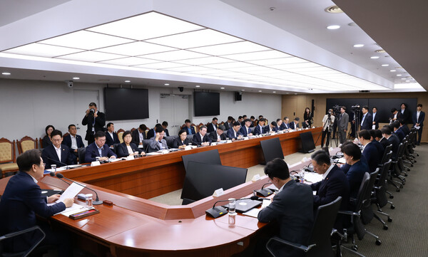  이재명 대통령이 30일 서울 용산 대통령실 청사에서 열린 비상경제점검 태스크포스(TF) 3차 회의를 주재하고 있다. 2025.7.30 