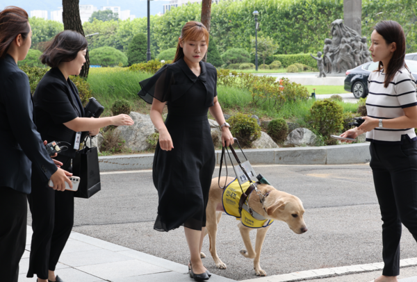 국민의힘 김예지 의원이 11일 서울 서초구 서울고등검찰청에 마련된 내란특검 사무실로 참고인 조사를 위해 출석하고 있다. 2025.8.11