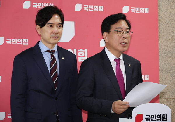 (오른쪽)국민의힘 송언석 비상대책위원장 겸 원내대표와 (왼쪽)국민의힘 박성훈 원내 수석대변인이 지난 11일 서울 여의도 국회에서 조국혁신당 조국 전 대표 등에 대한 광복절 특별사면 발표와 관련해 취재진 앞에서 발언하고 있다. 2025.8.11