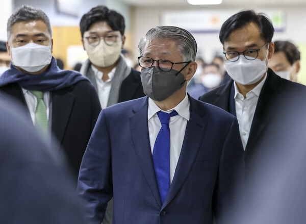 2천억대 횡령·배임 혐의로 기소된 최신원 전 SK네트웍스 회장이 27일 오후 서초구 서울중앙지법에서 열리는 1심 선고공판에 출석하고 있다. 2022.1.27