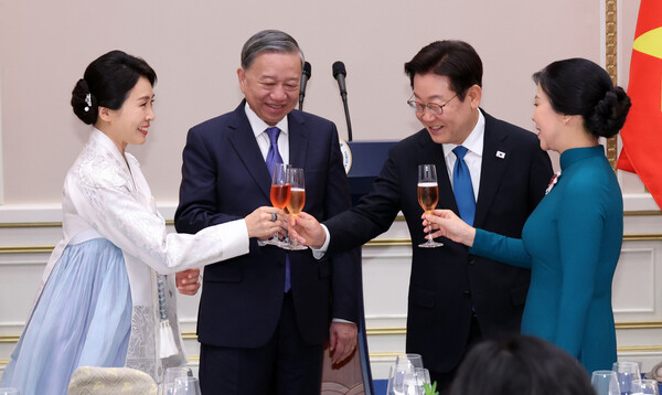이재명 대통령과 김혜경 여사가 11일 청와대 영빈관에서 열린 한·베트남 공식 만찬에서 또 럼 베트남 당 서기장 부부와 건배하고 있다. 2025.8.11
