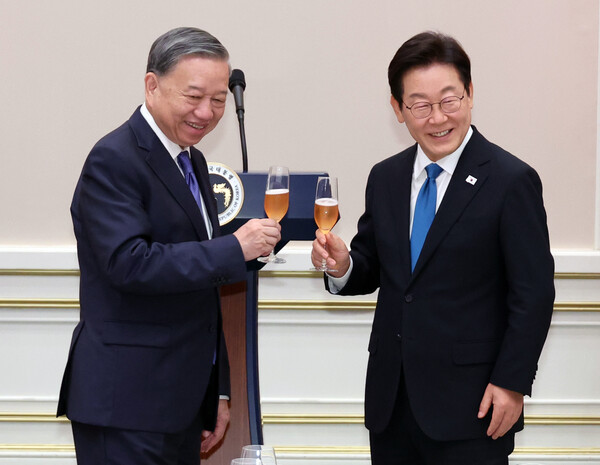 이재명 대통령이 11일 청와대 영빈관에서 열린 한·베트남 공식 만찬에서 또 럼 베트남 당 서기장과 건배하고 있다. 2025.8.11
