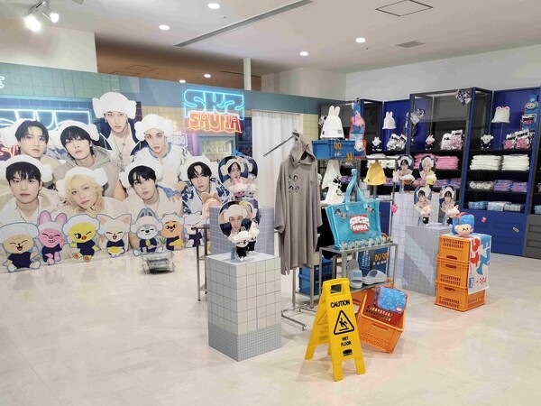 ‘여름 감성+초대형 MD 자판기’…JYP엔터, 日 단독 팝업 스토어로 뜨거운 인기 / 사진=JYP엔터테인먼트