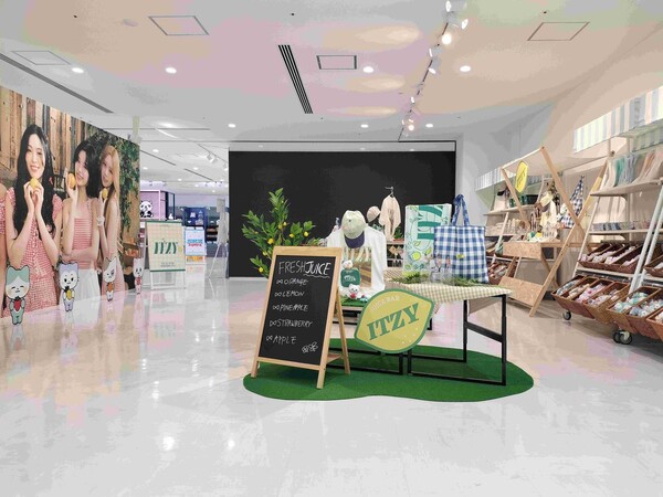 ‘여름 감성+초대형 MD 자판기’…JYP엔터, 日 단독 팝업 스토어로 뜨거운 인기 / 사진=JYP엔터테인먼트