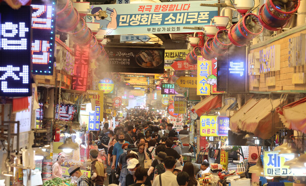중복인 지난달 30일 찜통 폭염이 이어지는 가운데 부산 부산진구 부전시장에 상인회에서 내건 '민생회복 소비쿠폰 환영' 펼침막과 쿨링 포그가 방문객들을 맞이하고 있다. 2025.7.30