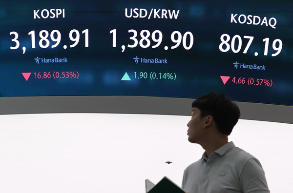 12일 서울 중구 하나은행 딜링룸에서 직원이 업무를 보고 있다. / 사진=연합뉴스