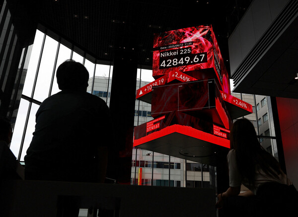 12일 도쿄의 한 금융 빌딩에서 전광판을 통해 닛케이지수를 공개하고 있다. / 사진=로이터/연합뉴스