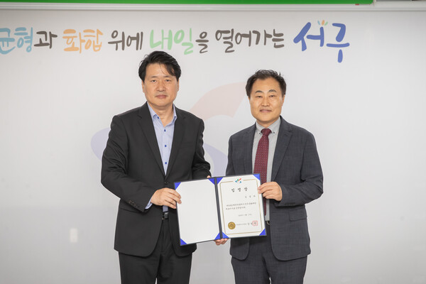 김성하 인천서구문화재단대표(오른쪽)