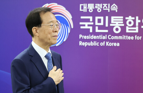 이석연 신임 국민통합위원장이 15일 서울 종로구 정부서울청사에서 열린 취임식에서 국기에 경례하고 있다. 2025.9.15