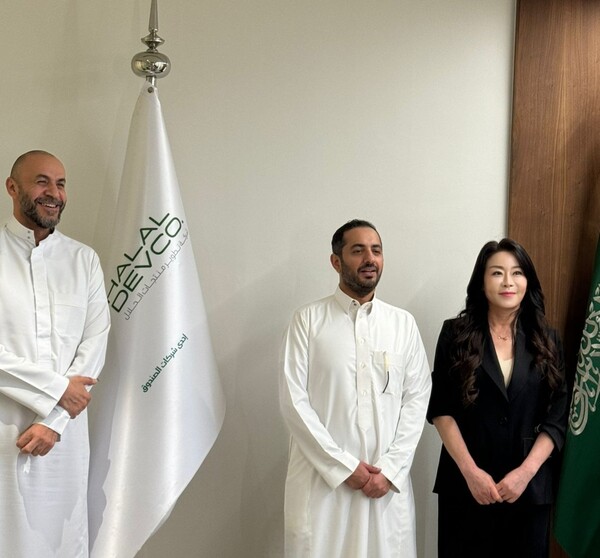 (왼쪽부터) HPDC 대표 파해드 알 누하잇 그리고 부대표 아메드 알 모하메드, 김옥주 GHB 그룹 회장