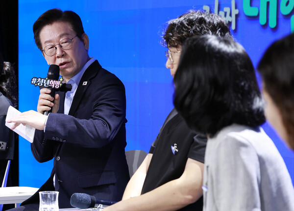 이재명 대통령이 19일 서울 마포구 구름아래 소극장에서 열린 2030 청년 소통·공감 토크콘서트에서 발언하고 있다. 2025.09.19