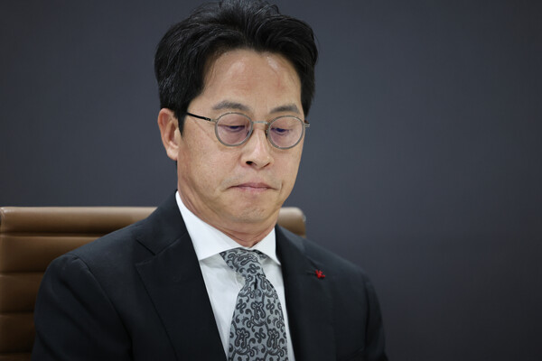  대규모 해킹사태가 발생한 롯데카드의 조좌진 대표가 19일 서울 종로구 롯데카드 본사에서 열린 '국회 과학기술정보방송통신위원회(과방위)의 대규모 해킹 피해 롯데카드 현장조사'에서 생각에 잠겨 있다. 2025.9.19