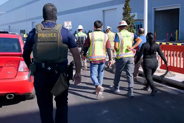 미 조지아 공장 단속하는 연방당국 요원