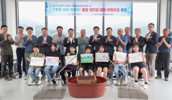                              섬진강 재첩 손틀어업, FAO 세계중요농업유산 등재 기념…광양시 재첩 방류 행사