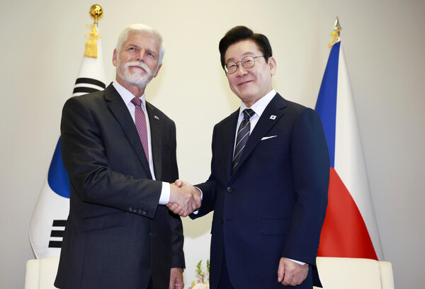 이재명 대통령과 페트르 파벨 체코 대통령이 23일(현지시간) 미국 뉴욕 유엔본부에서 정상회담에 앞서 악수하고 있다. / 사진=연합뉴스