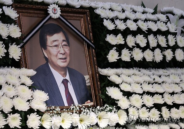 24일 오후 서울 서대문구 세브란스병원 장례식장에 마련된 고(故) 김홍업 김대중평화센터 이사장의 빈소에 고인의 영정이 놓여 있다. 김 이사장은 고(故) 김대중 전 대통령의 차남으로, 1997년 대선에서 부친의 당선을 도운 뒤 2004년 제17대 총선에 출마해 국회의원을 지냈다. 연합뉴스