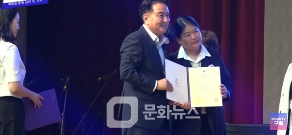 [문화뉴스 ] 김영환 도지사가 수상자와 함께 포즈를 취했다. ㅡ