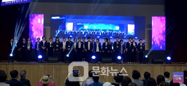 [문화뉴스] 충북여성대회에 참석한 도내 여성단체 임원들이 무대위에서 인사를 하기 위해 정렬해 있다.