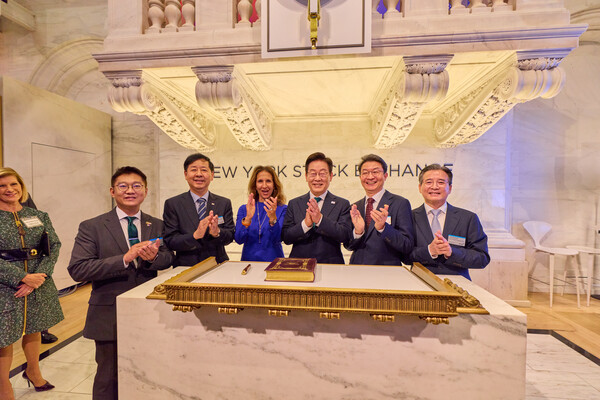 이재명 대통령이 25일(현지시간) 미국 뉴욕증권거래소에서 린 마틴 회장 등과 기념 촬영을 하고 있다.왼쪽부터 김남준 대통령실 제1부속실장, 구윤철 경제부총리 겸 기획재정부 장관, 린 마틴 회장, 이재명 대통령, 이억원 금융위원장, 김용범 정책실장. 2025.9.26 / 사진=연합뉴스