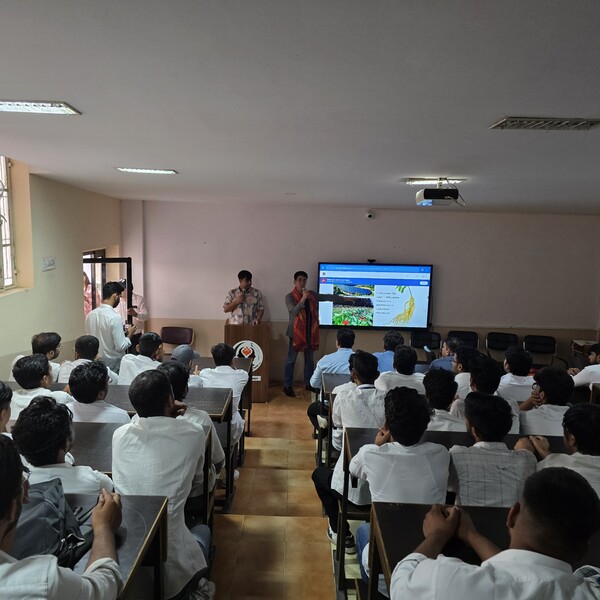 최학주 대표는 협약식에 앞서 대학 내 약과대학 소속 교수와 학생 500여명을 대상으로 한국 인삼의 효능과 다양한 홍삼제품 개발 과정을 소개하는 강의를 진행했다